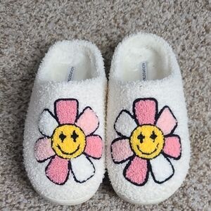 🎯Aeropostale Fluffy Flower Slippers with Smiley Face. 🎯5 for $25🎯